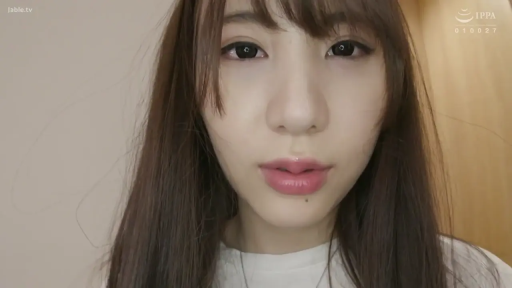 室内 · 脸部 · 自然 · 注视 · 长发 · 白色T恤 · 正面