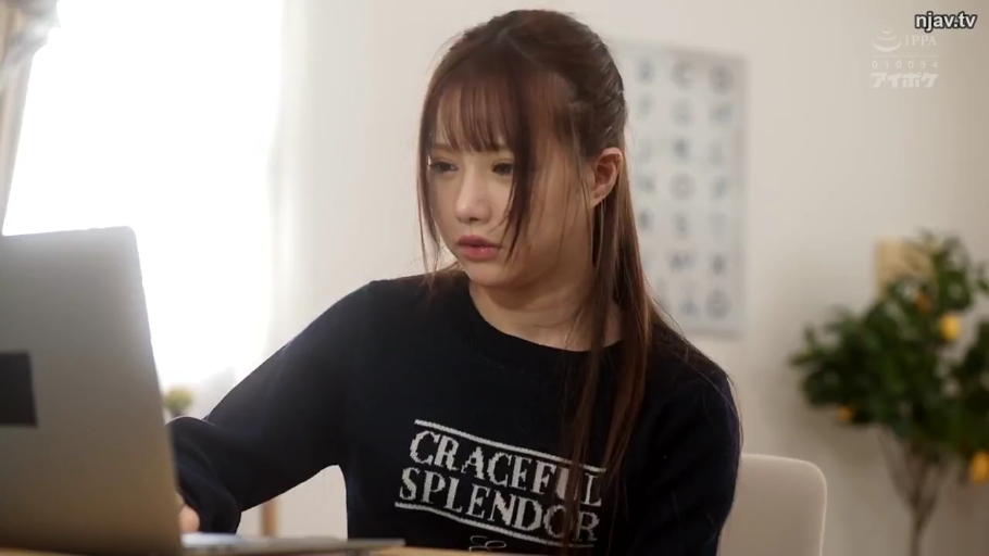 坐姿 · 专注 · 中景 · 笔记本电脑 · 长发 · 室内房间 · 黑色印花卫衣 · 凝视屏幕