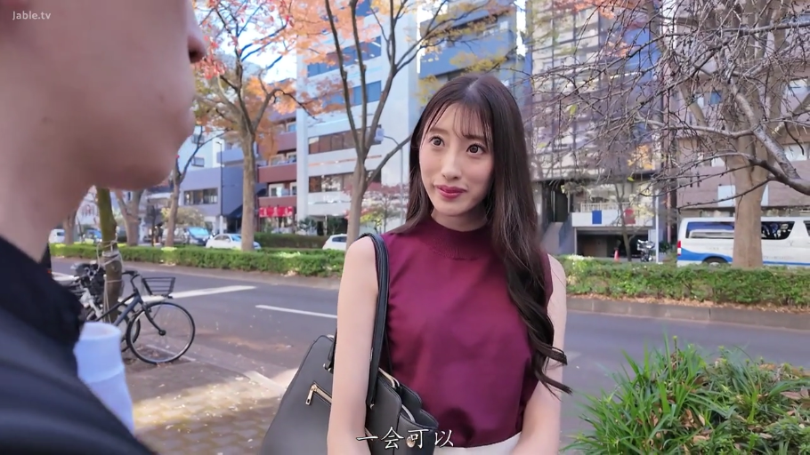 交谈 · 站立 · 中景 · 微笑 · 手提包 · 户外街道 · 都市背景 · 无袖红色上衣