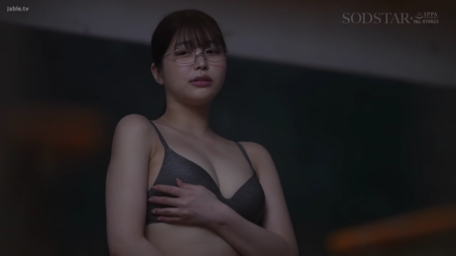 教室 · 頭を下げる · メガネ · 站立 · 恥ずかしがり屋 · 上半身 · 内衣 · キャンペーンテーマ