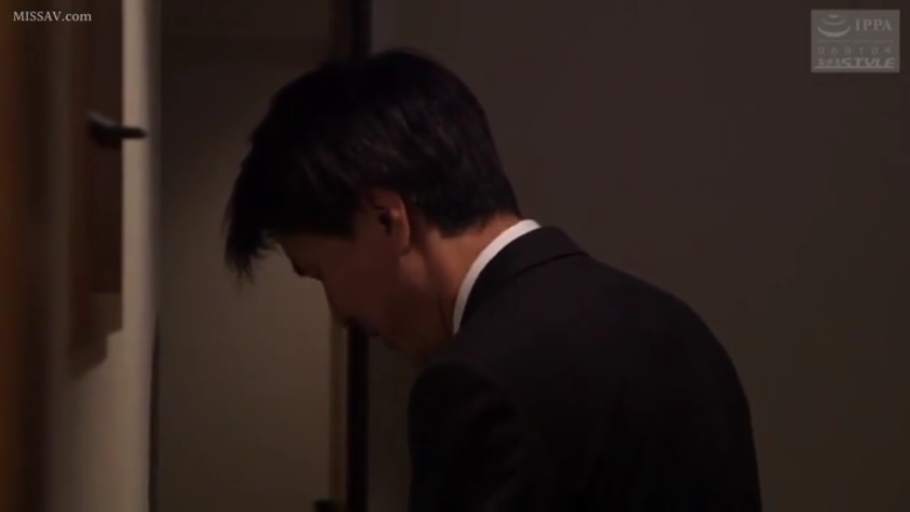 室内 · 严肃 · 低头 · 站立 · 西装 · 男性 · 门 · 侧脸