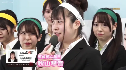 站立 · 字幕 · 中景 · 微笑 · 麦克风 · 演播室 · 黑色西装 · 采访