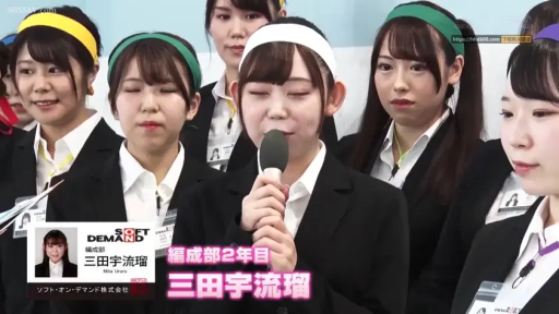 室内 · 站立 · 中景 · 自然 · ビジネススーツ · 多人 · マイク · 讲话