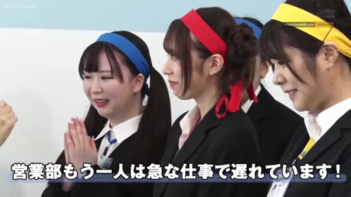 室内 · 站立 · 微笑 · 职业装 · 多人 · 互动 · 侧脸 · 发带