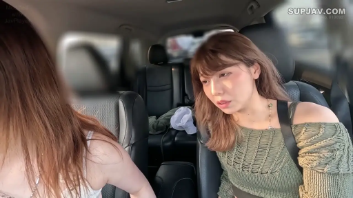 坐姿 · 交谈 · 专注 · 中景 · 车内 · 长发 · 露肩针织衫 · 安全带