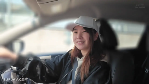 坐姿 · 面部 · 微笑 · 车内 · 方向盘 · 夹克 · 休闲 · 驾驶