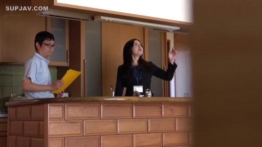 站立 · 职业装 · 厨房