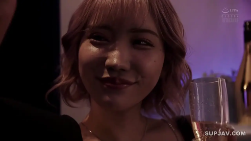 注视 · 头部特写 · 黑色吊带裙 · 浅笑 · 室内酒吧 · 侧身坐姿 · 高脚杯 · 挑染短发