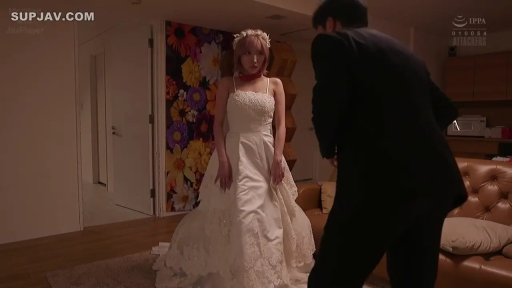 室内 · 全身 · 忧郁 · 站立 · 沙发 · 互动 · 项圈 · 婚纱