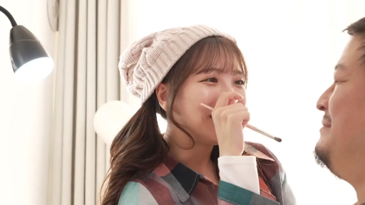 室内 · 脸部特写 · 大笑 · 凑近 · 灯具 · 情侣互动 · 嬉闹 · 格子衫