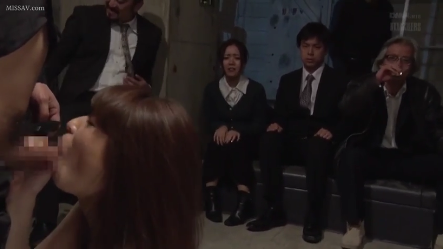 室内 · 口交 · 跪姿 · 面部特写 · 职业装 · 多人 · 痛苦