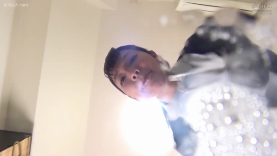 室内 · 脸部特写 · 深色上衣