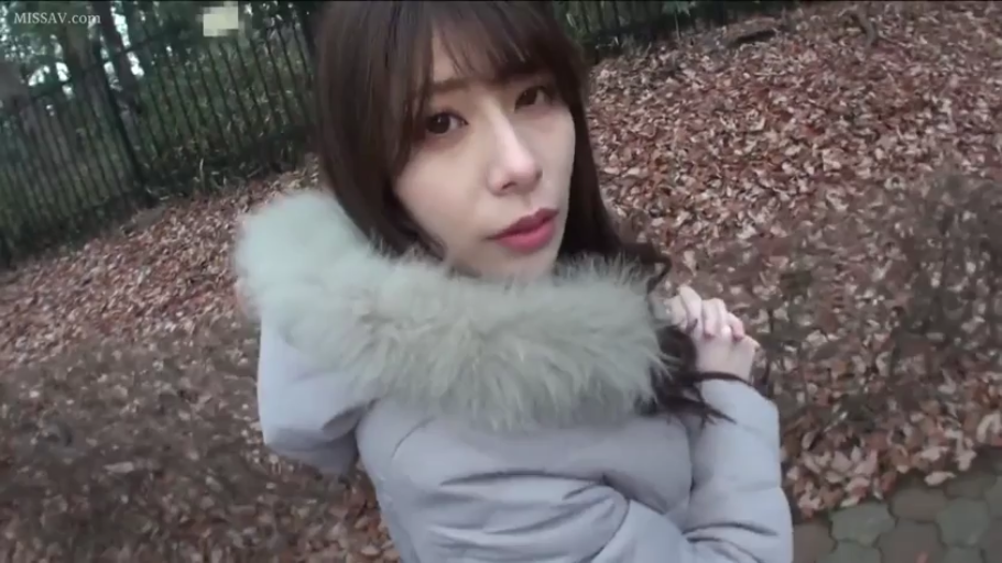 Close-up of the face · 注视镜头 · aloof · Japanese AV · 户外公园 · 侧身站立 · 毛领羽绒服