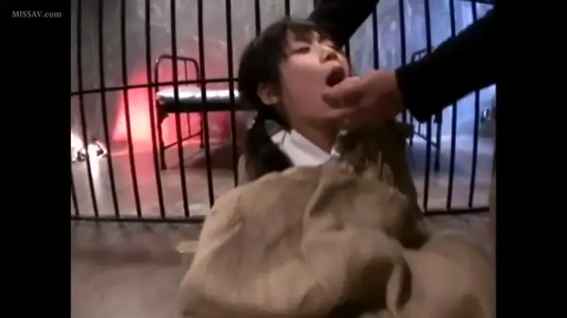 校服 · 脸部特写 · 仰头 · 痛苦 · 铁栅栏 · 牢房 · 强迫张嘴