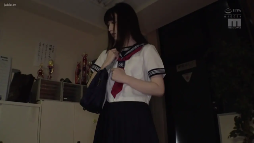 憂鬱 · 中景 · 站姿 · 制服 · 部屋 · 水手服 · 持包 · 奖杯