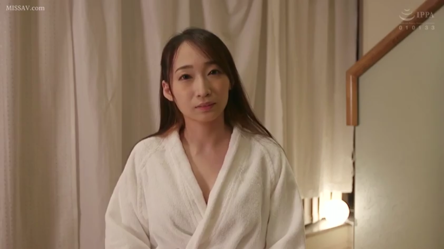 室内 · 半身 · 注视 · 平淡 · 窗帘 · 长发 · 正面 · 浴袍