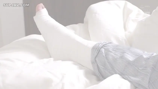 室内 · 足部特写 · 静止 · 睡衣 · 躺卧 · 石膏 · 石膏癖