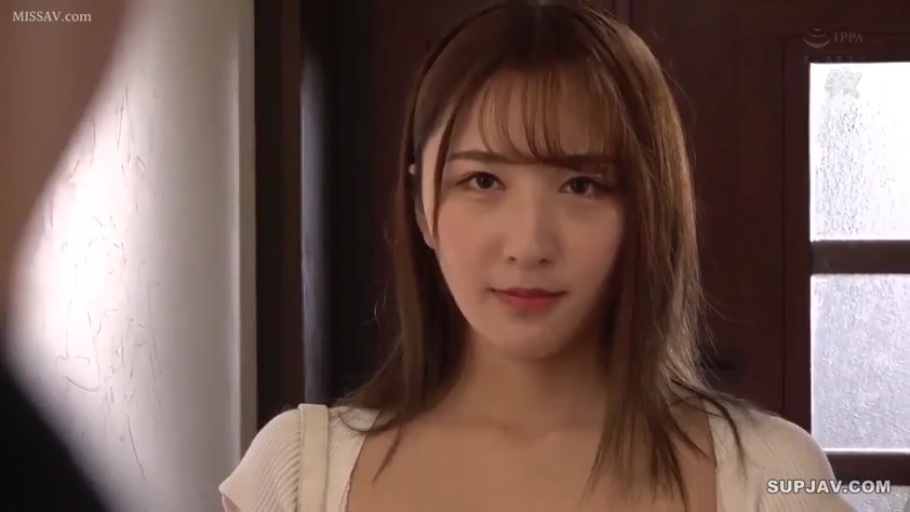 室内 · 脸部 · 平静 · 白色上衣 · 对视 · 正对面 · 齐刘海