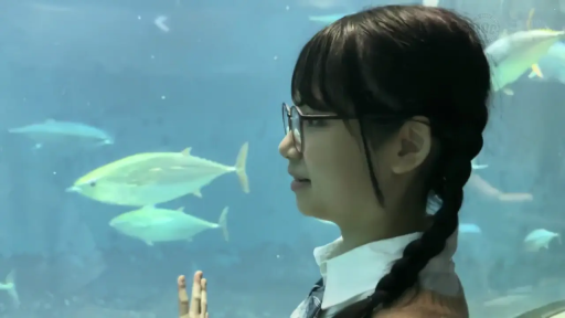 眼镜 · 站姿 · 自然 · 制服 · 侧脸 · 水族馆 · 观赏 · 麻花辫