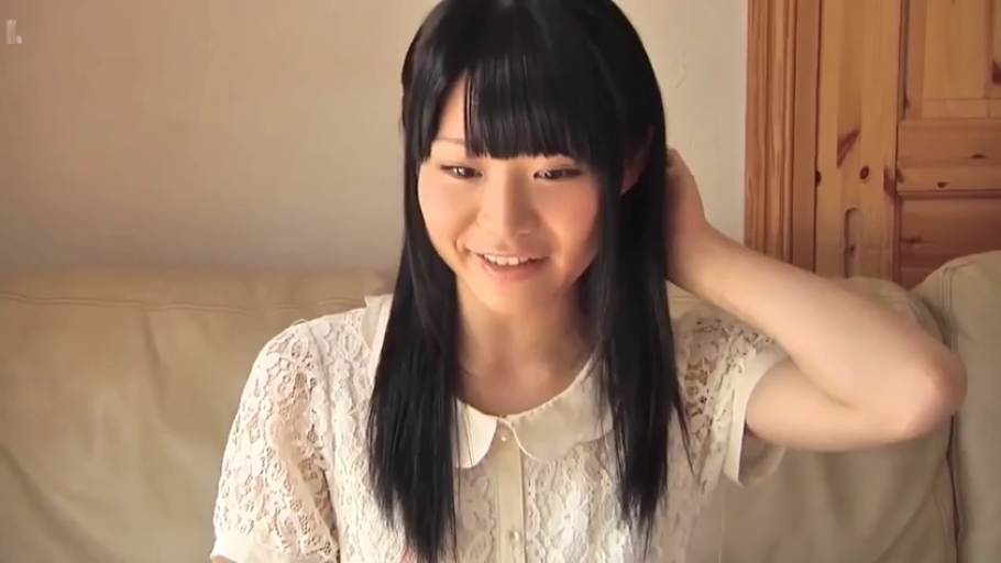 面部 · 站立 · 白色短袖 · 平静 · 项链 · 室外 · 黑白滤镜 · 镜头摆拍
