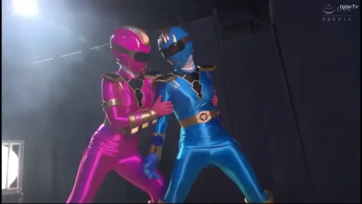 中景 · 室内影棚 · 搂抱 · 战队服