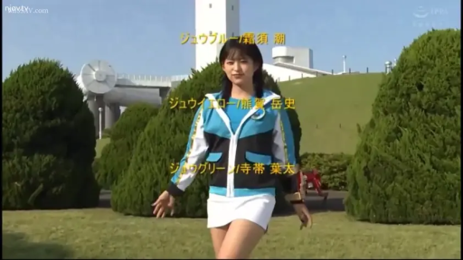 微笑 · 运动夹克 · 注视 · 行走 · 户外草地 · 灌木 · 外景日光