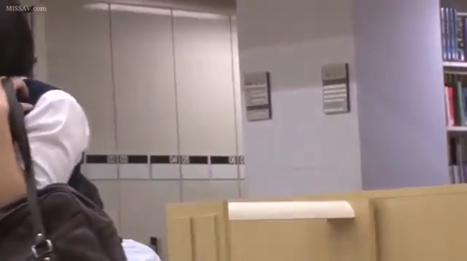 站立 · いいえ · JK制服 · 校园更衣室