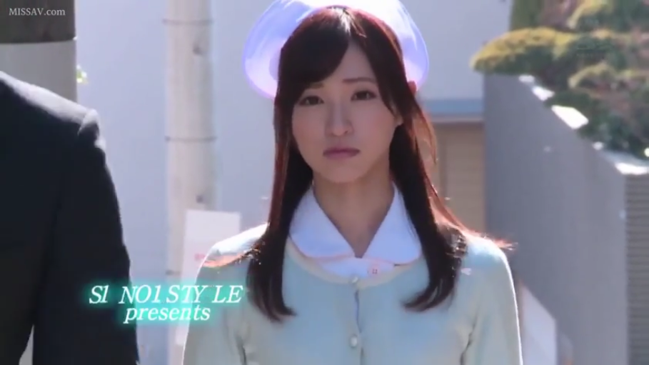 忧郁 · 护士服 · 站立 · 面部特写 · 注视 · 户外 · 帽子 · 亚裔女性