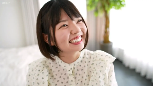 室内 · 字幕 · 微笑 · 面部特写 · 正坐 · 交流 · 碎花衬衫