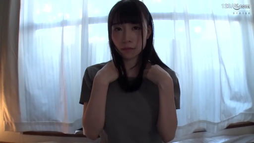 低头 · 站立 · 昏暗 · 窗帘 · 理发 · 头部 · 窗边 · 深色T恤