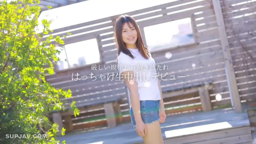 中景 · 白色T恤 · 长发 · 甜美微笑 · 拍照 · 户外庭院 · 侧身站立