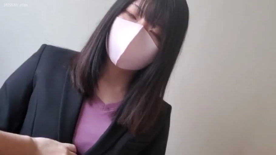 室内 · 坐姿 · 迷离 · 中景 · 职业装 · 俯视 · 口罩 · 黑发