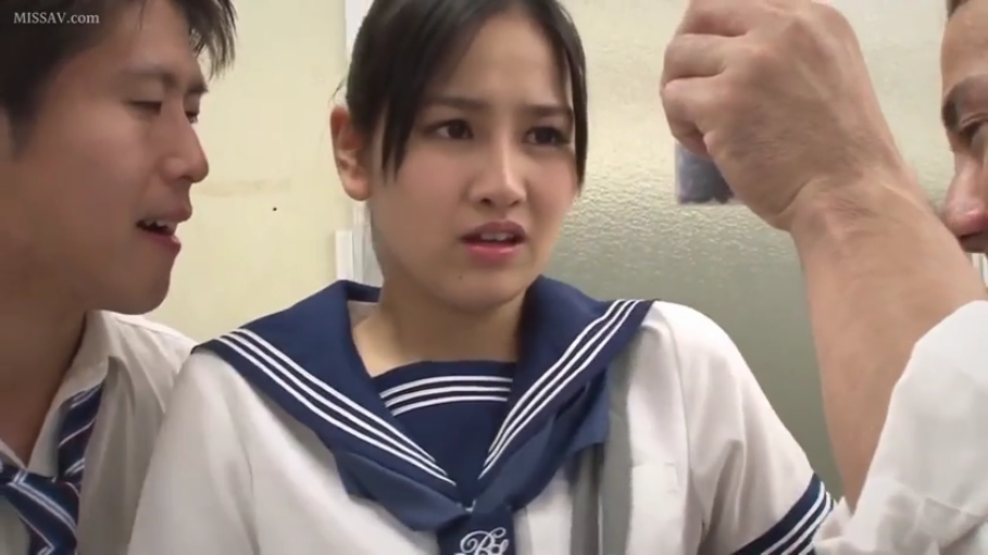 室内 · 站姿 · 面部特写 · 多人 · 水手服 · 惊慌 · 围堵 · 小物件