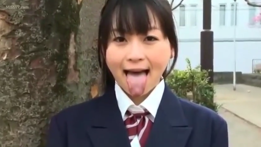 全裸 · 展示 · 楼梯 · 仰拍 · 阴部 · 后入姿势 · 木质扶手