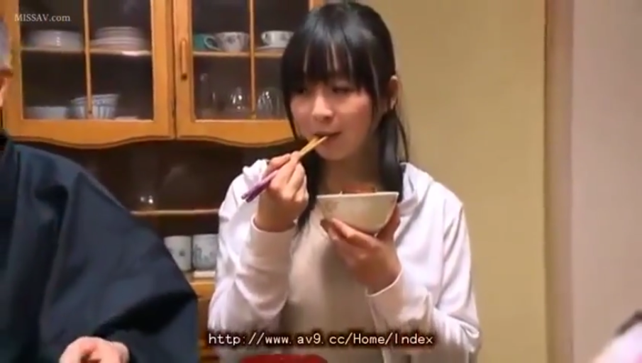 坐姿 · 自然 · 半身 · 餐厅 · 日系 · 用餐 · 碗筷 · 白色连帽衫