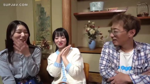 Sitting Posture · Conversation · Japanese-style room · 全景 · Potted plant · Everyday clothes · 开心 · 三人