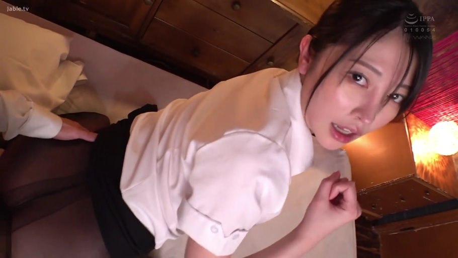 卧室 · 丝袜 · 床 · 臀部特写 · 诱惑 · 挑逗 · 趴跪 · OL制服