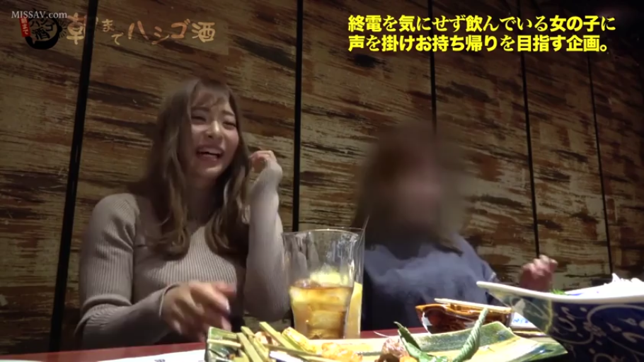 坐姿 · 交谈 · 中景 · 大笑 · 居酒屋 · 玻璃杯 · 棕色针织衫 · 聚餐场景