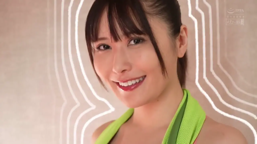 室内 · 面部 · 甜美 · 站立 · 马尾辫 · 绿色运动背心 · 面向镜头微笑