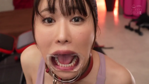 运动背心 · 跪姿 · 面部特写 · 健身房