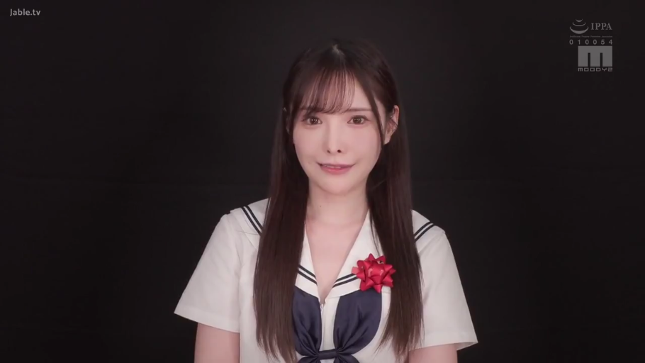 微笑 · 半身 · 注视 · 水手服 · 长发 · 影棚 · 正面姿势 · 胸花