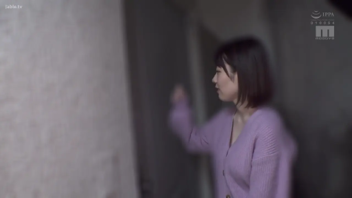 中景 · 站姿 · 微笑 · 走廊 · 紫色毛衣 · 侧身回头 · 模糊背景