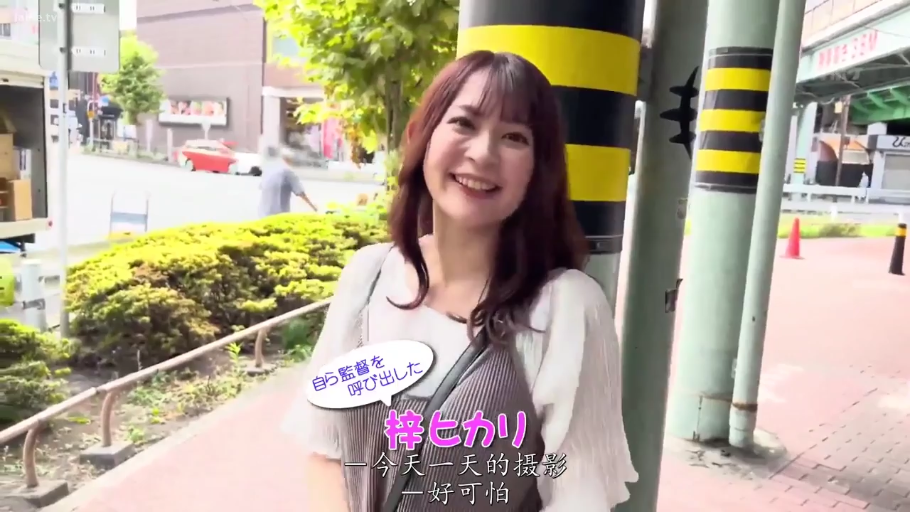 面对镜头 · 街道 · 休闲服饰 · 半身像 · 正面站立 · 街头采访 · 电线杆 · 愉快微笑