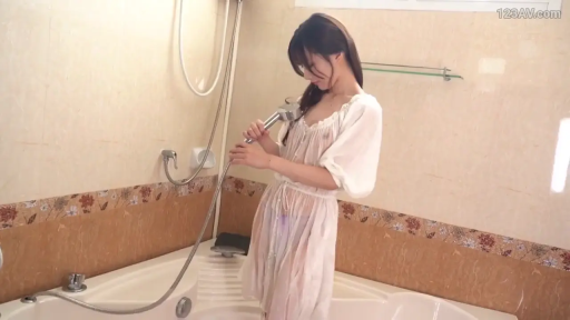 室内 · 座り姿勢 · 浴室 · 全景 · 注視 · 浴槽 · 白いワンピース · 文静