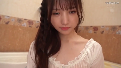 Close-up of the face · Bathroom · Hazy · 看向镜头 · Forward Sitting Posture · 白色褶边上衣