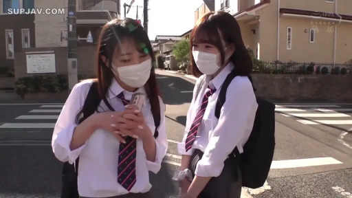 口罩 · 中景 · 站姿 · 自然 · 街道 · 看手机 · 手机