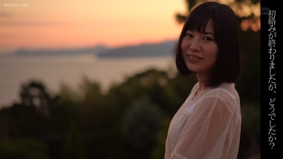 微笑 · 温柔 · 面部特写 · 夕阳 · 风景 · 侧站 · 白色薄纱上衣