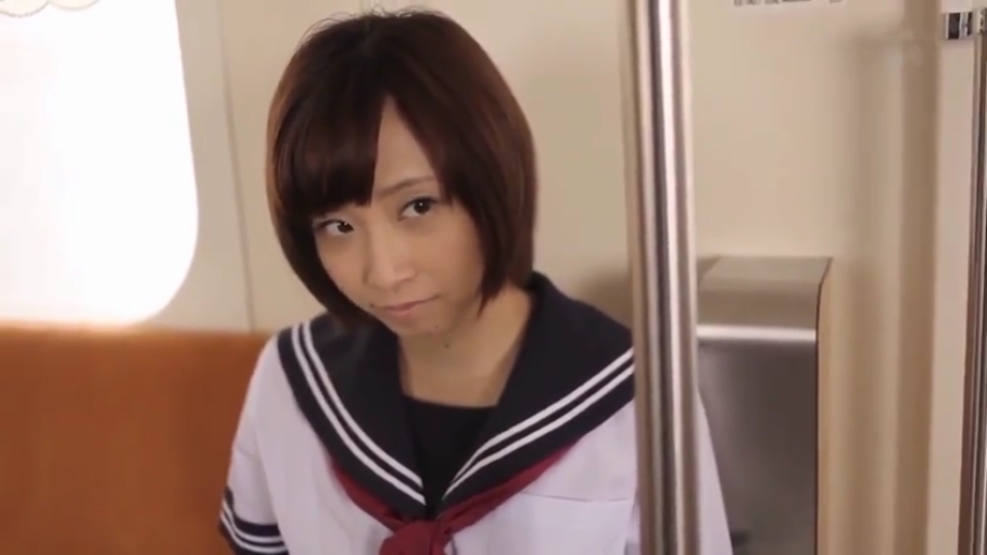 站姿 · 凝视 · 水手服 · 头部特写 · 冷淡 · 电车扶手 · 电车内 · 成年女性