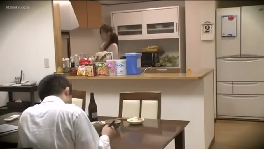 站立 · 微笑 · 居家 · 注视 · 厨房 · 上半身 · 黑色蕾丝内衣 · 珍珠项链