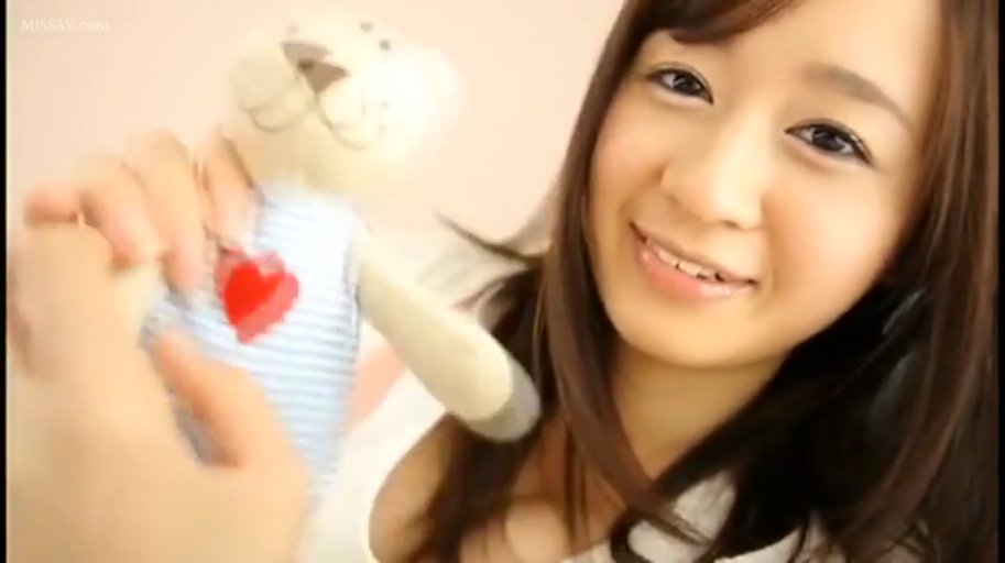 室内 · 座り姿勢 · 顔部のクローズアップ · 甜美微笑 · 事业線 · 白色低胸装 · テディベア · 手持玩偶